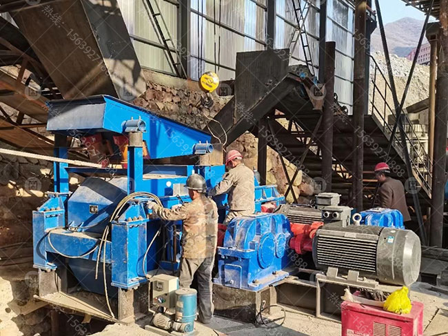 時產120噸對輥制砂機生產現場